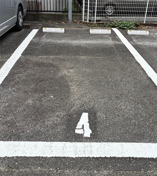 近隣駐車場確保しております。徒歩約1分で大きなサイズも駐車可能です。