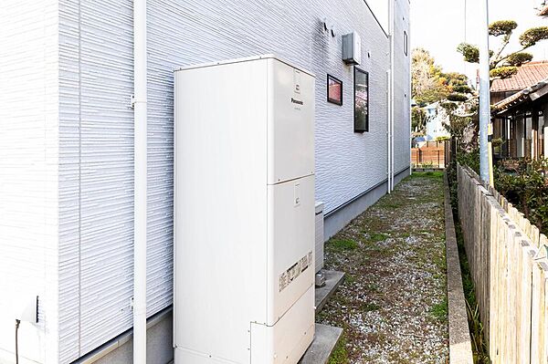 敷地内に5.85kWの太陽光発電を搭載。本体保証15年・出力保証30年で、長く安心して使えます。