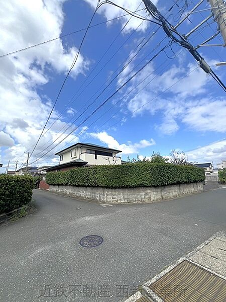 青空が広がる穏やかな住環境。見通しの良い角地で、開放感のある暮らしが叶います。