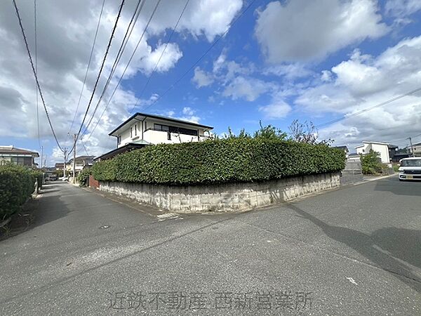 角地に佇む、生垣に囲まれた開放感のある住宅。周辺は閑静な住宅街で、穏やかな暮らしを叶えます。ぜひ一度現地をご見学ください。