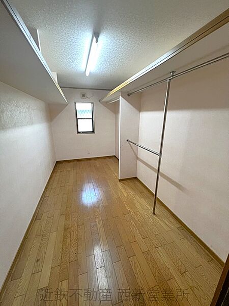 ハンガーバーも充実した、整理整頓しやすい納戸です。窓から自然光も入る仕様に。