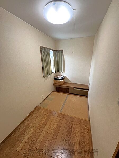 畳スペースとフローリングを組み合わせた居室です。小窓から光が差し込み、明るい空間でくつろぎの時間を過ごせます。