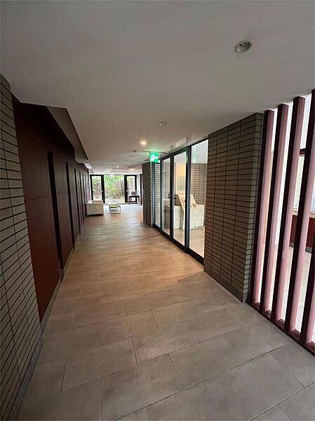 マンションの共用空間として、来訪者を迎えるロビー。