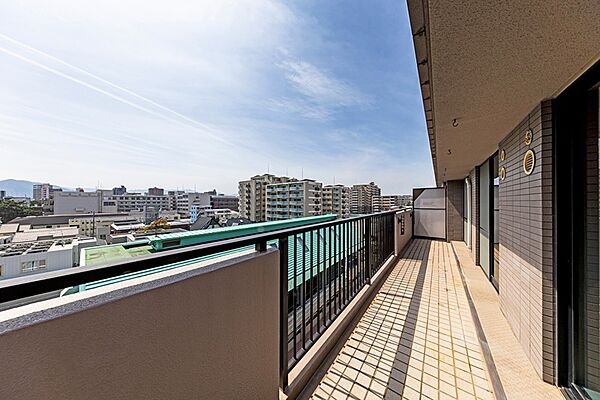 南に面するバルコニーは一日明るさを確保できます周囲にも高い建物がなく眺望の良さも魅力です