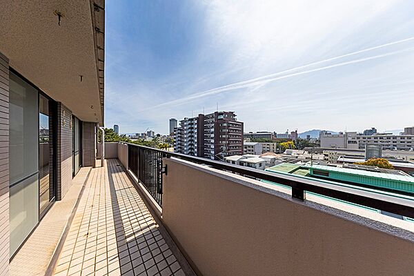 南に面するバルコニーは一日明るさを確保できます周囲にも高い建物がなく眺望の良さも魅力です