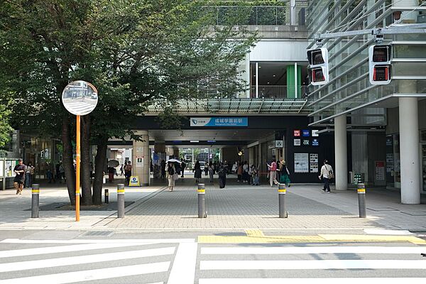 成城学園前駅まで1600m 最寄りのバス停からバス利用約5分で「成城学園前」駅前へ。急行停車駅を利用できるため、お出かけやショッピングなど、行き先に応じて駅を使い分けられる便利なロケーションです。