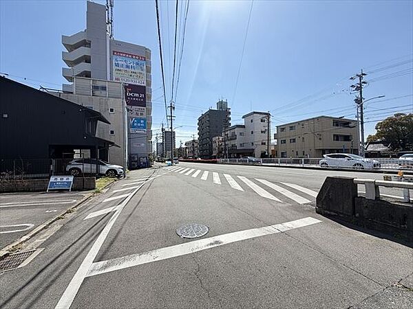幅員約30m以上の前面道路です。車の出し入れもしやすく、また配達などの車が停まっていても通行出来る道幅となっています。