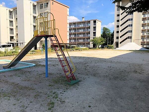 【福徳荘公園】すべり台、砂場があり、お子様が走り回れる広い公園です。 990m