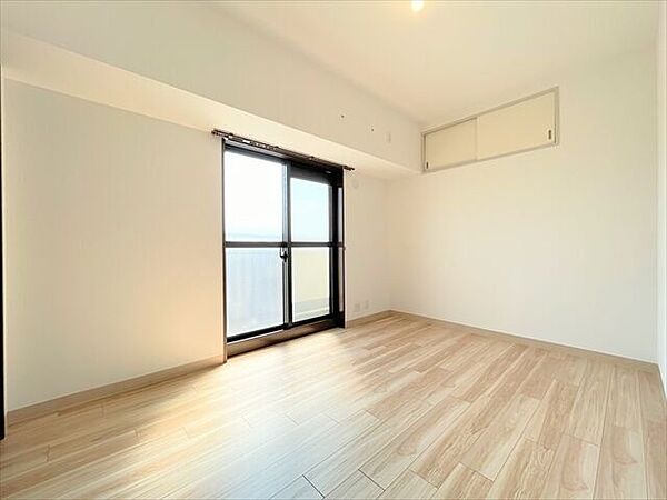 バルコニーに面したお部屋です。お天気のいい日にはたっぷりと陽を取り込むことができ、ベッドの上のお布団もふかふかになりそうですね。