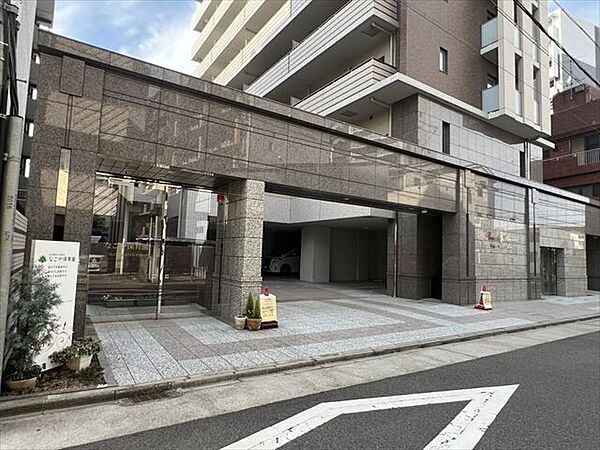 【なごや保育園】マンション1・2階の保育園。園庭や遊戯室があり木の香り漂う明るい保育環境。名古屋城・名城公園などへ散歩や地域交流も充実。平日7:30～19:30開園です。 840m