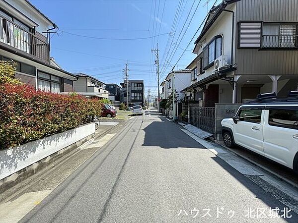 幅員約5.4mの前面道路です。お子様と手を繋いで歩いている横を車が通り抜けれる道幅となっています。