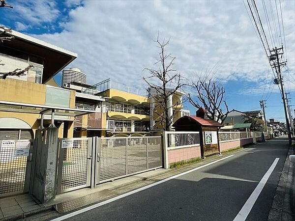 【城北幼稚園】温かみのある木材と都会的なコンクリートをうまく調和させた特徴的な園舎。子どもたちの創造性や独創性を育む図書室やプレイコート、木の質感を大切にしのびのびと過ごしやすい保育室。 810m