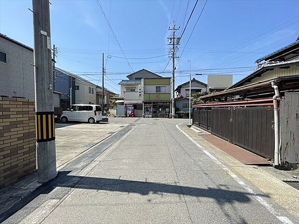 ●幅員約6m前面道路●車が余裕を持ってすれ違うことが出来る道幅。車の出し入れも余裕があります