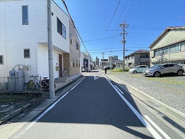 幅員約5.4mの前面道路です。車がすれ違うのに安心な道幅です。道幅が広すぎると交通量が増えてしまうのも心配ですので、これぐらいが理想的な道幅なのかもしれませんね。