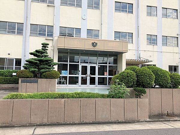 【名古屋市立若葉中学校】「誠－規律・勤勉・自主・友愛・協調－」を教育目標に掲げています。 850m