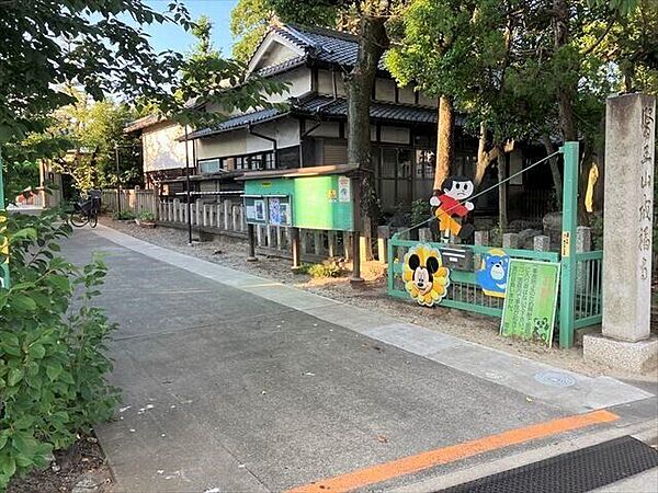 【瑠璃光幼児園】【受入年齢】1歳6ヶ月から5歳【開園時間】午前7時30分から午後6時30分(平日） 午前8時00分から午後2時00分(土曜日) 570m