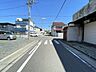 その他：幅員約5.4mの前面道路です。車がすれ違うのに安心な道幅です。道幅が広すぎると交通量が増えてしまうのも心配ですので、これぐらいが理想的な道幅なのかもしれませんね。