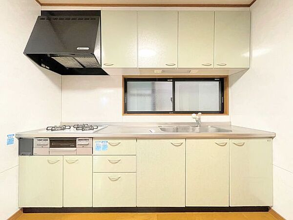 スタイリッシュなキッチンと広々空間。明るさと使いやすさを兼ね備えた魅力のLDKです。
