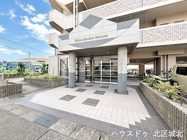 住まう方や来訪者を迎える、上質感のあるエントランス。