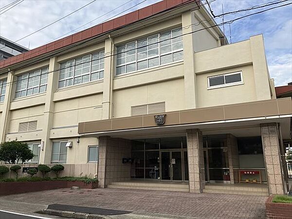 【名古屋市立稲生小学校】名古屋市では珍しい、屋根付きのプールがあります。雨が降っても水泳学習が行えます。●校訓●いきいきと のびのびと うつくしく 560m