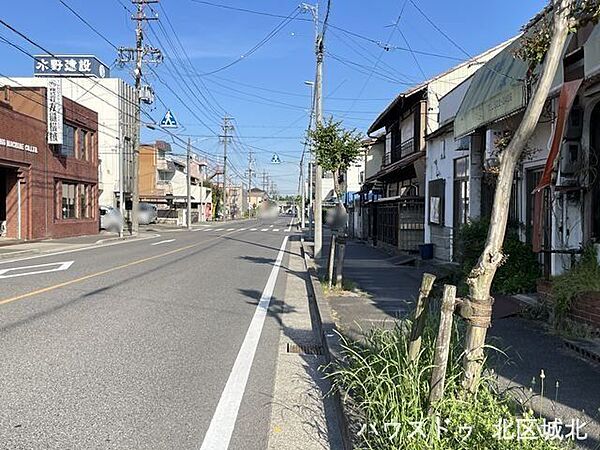 【北側前面道路】幅員約14m前面道路：開放的で圧迫感がない道幅。距離があるため火災時の炎症リスクも低減されます