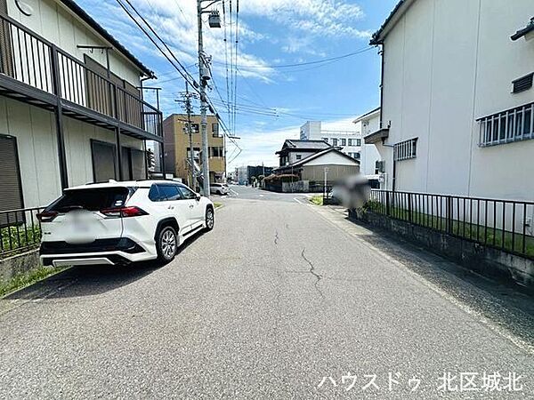 【北東側前面道路】幅員約8ｍの前面道路です。車がすれ違うのに安心な道幅です。車の出し入れもゆったりと行うことができます。