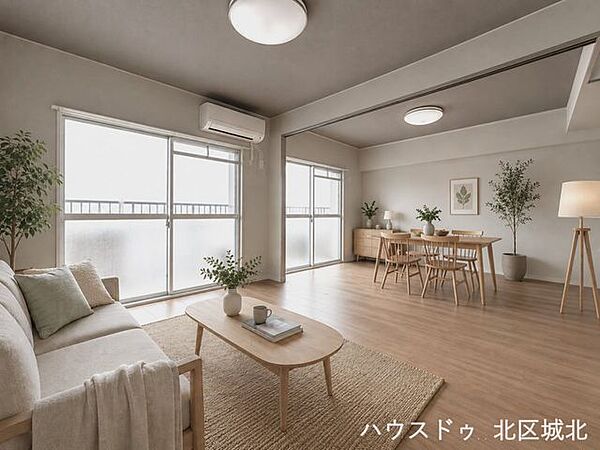 ※実際の写真に家具や調度品をCG合成したものです。（家具等は販売に含まれておりません）11.7帖の南向きリビングは、陽当たり・風通し良好な団らん空間です◎