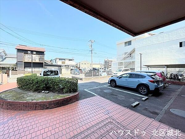 【駐車スペース】敷地内に駐車場も完備しています。重たい荷物の出し入れも安心です。空き状況はお問い合わせください。