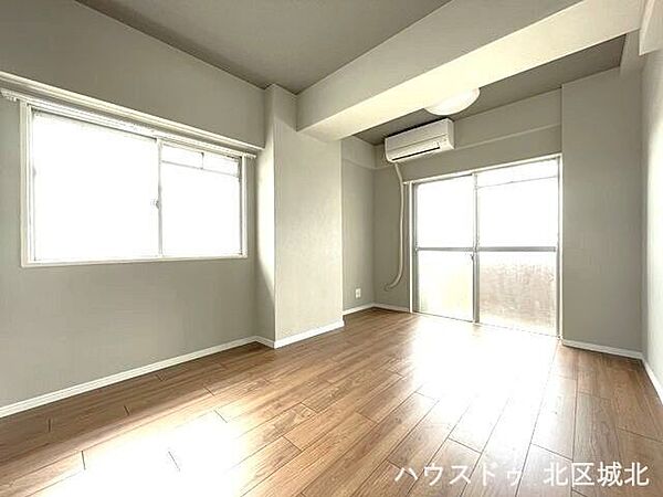 【6.1畳洋室】大きな窓からたっぷりの日差しが入り、明るいお部屋になっています。