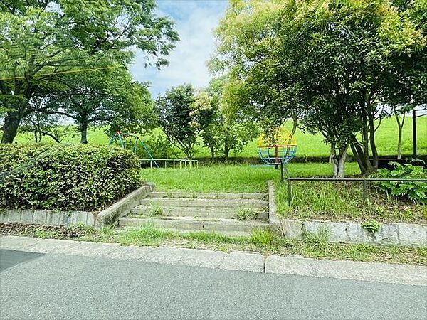 【福徳公園】堤防の横にある自然豊かな公園です。ブランコ、ジャングルジム、バスケットのゴール、ベンチが設置されています。 460m