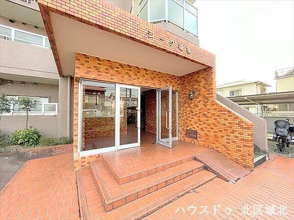 【エントランス】道路から距離のあるエントランスは、お子様の飛び出しも防ぐことができるので安心です