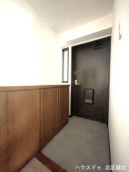 毎日の出入りが気持ちよくなる玄関。収納には小物を飾るスペースがあり、季節ごとに変えるのも良いですね