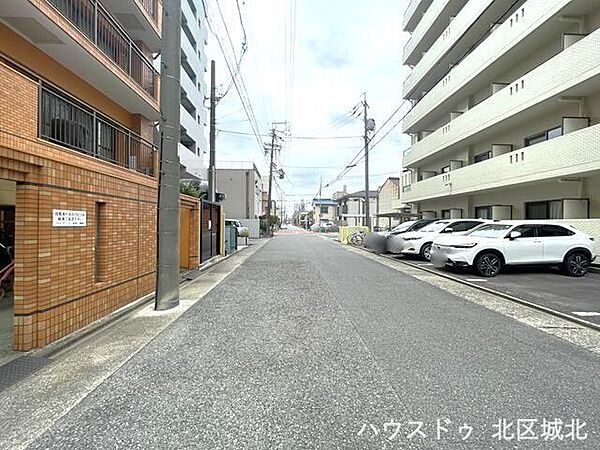 【北側前面道路】住宅街に面した道路になります。車はスピードを抑えるので騒音も抑えられます