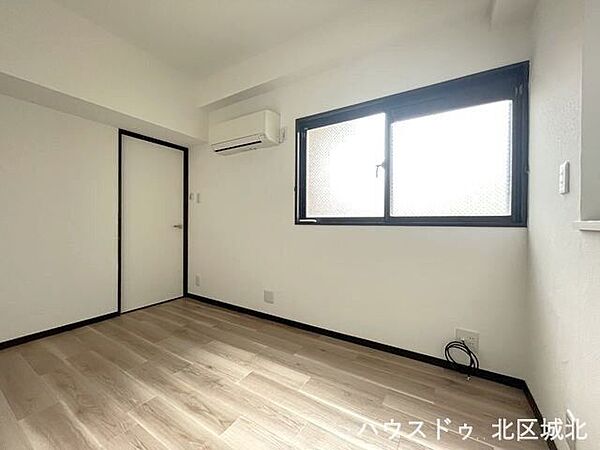 【南側洋室】やさしい光に包まれる洋室。心地よい毎日を過ごせる空間です。