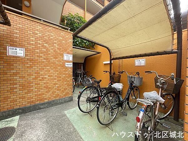 【駐輪場】駐輪場には屋根があるため、多少の雨にさらされる心配がありません