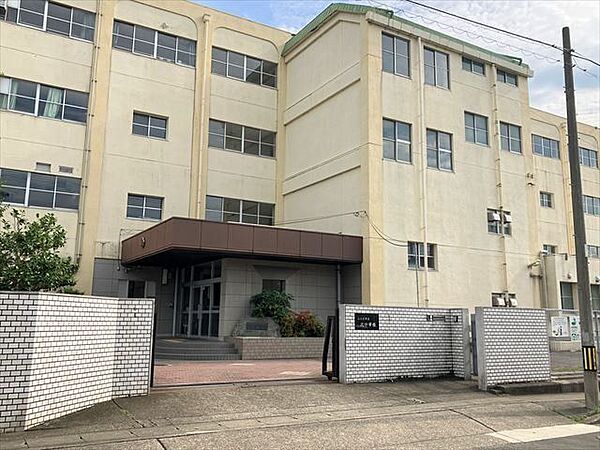 【名古屋市立北中学校】「自主 創造 敬愛」を校訓に掲げています。 540m