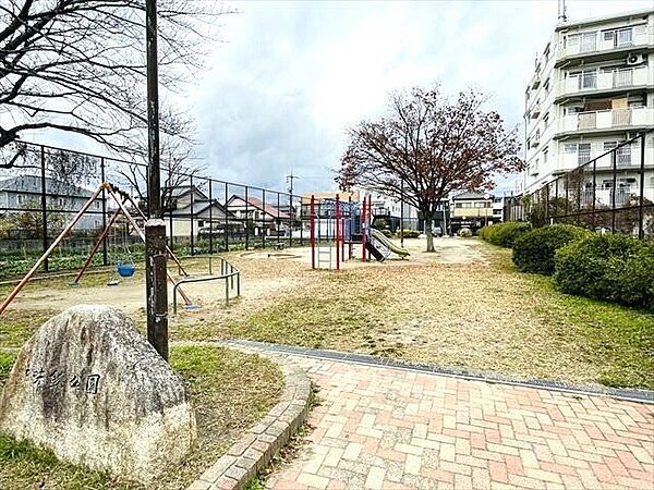 【中味鋺公園】滑り台、ブランコ、砂場のある、縦に長い公園です。味鋺小学校、北中学校から徒歩3分くらいの位置にあるので子どもたちも遊びに来やすい場所となっています。 510m