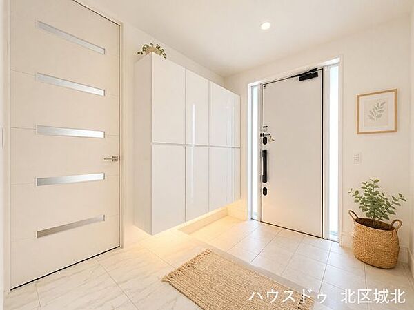 明るく清潔感のある玄関。収納もしっかり確保されていて使いやすい空間です。