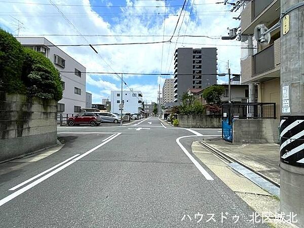 【南側前面道路】幅員約7.3ｍ前面道路。開放的で圧迫感がない道幅。距離があるため火災時の炎症リスクも低減されます。