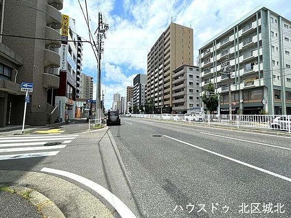 【北側前面道路】幅員約32ｍ前面道路。整備された歩道のある前面道路です。歩行者の方も安全に通行できる道路になっています。