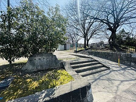 【新福寺公園】グランドと遊具のある公園です。トイレ、滑り台、ブランコあり。桜の木があるので春には花見も楽しめます。駐車場3台有。 710m