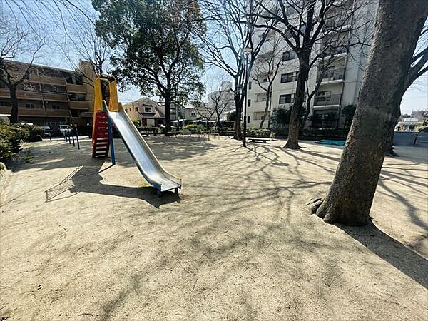 施設内公園です。遊具があるので、お子様が楽しく遊ぶことができます。