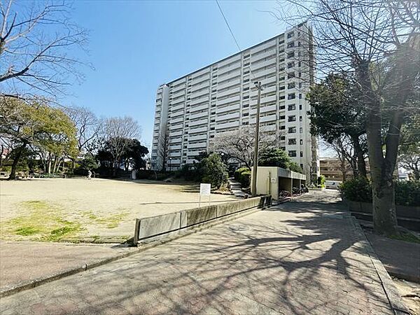 施設内広場です。自然と顔見知りが増え、防犯面の安心感も向上します。