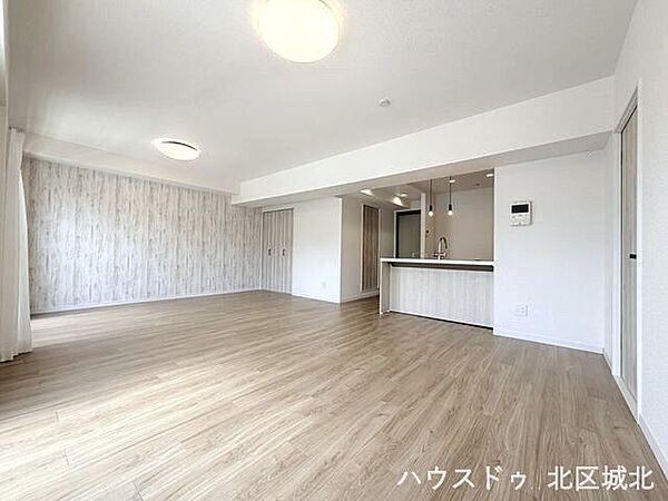リビングとダイニングキッチンがワンフロアに集まった開放的な空間。できた料理をすぐに食卓へ運べるのも嬉しいところです。