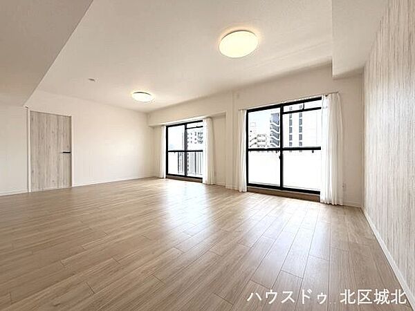大きな窓からたっぷりと陽光がふりそそぐ明るい空間です。