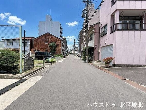 【南側前面道路】引っ越しトラックなど大きな車も余裕をもって通行することができます。