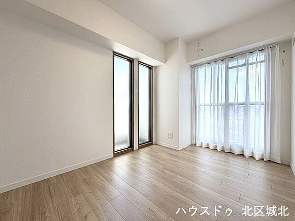 【5.2帖洋室】自分専用の場所があるので、リビングダイニングに自分のものを置きっぱなしにすることもなくなります。