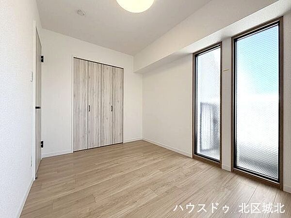 【5.2帖洋室】やさしい光に包まれる洋室。心地よい毎日を過ごせる空間です。