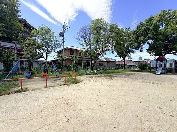 【味鋺公園】滑り台2台、シーソー、ブランコ、鉄棒、砂場がある公園です。味鋺小学校、北中学校から徒歩3分くらいのところに位置しています。 440m