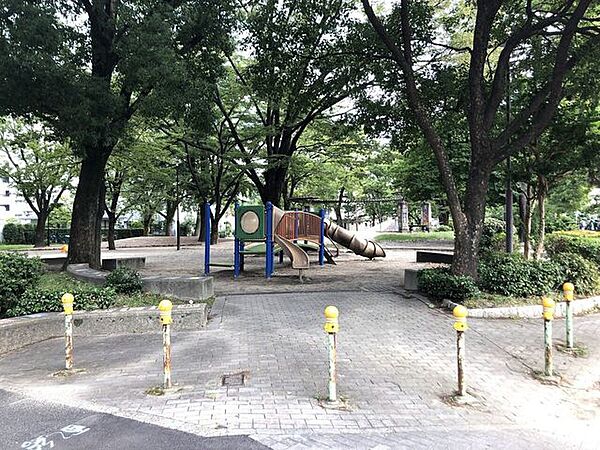 【東志賀公園】住宅街にあり、緑に囲まれておりすべり台やブランコなど遊具が豊富に設置されています。犬の散歩やゲートボートをされているお年寄りなど幅広い年齢層が利用されています。 510m